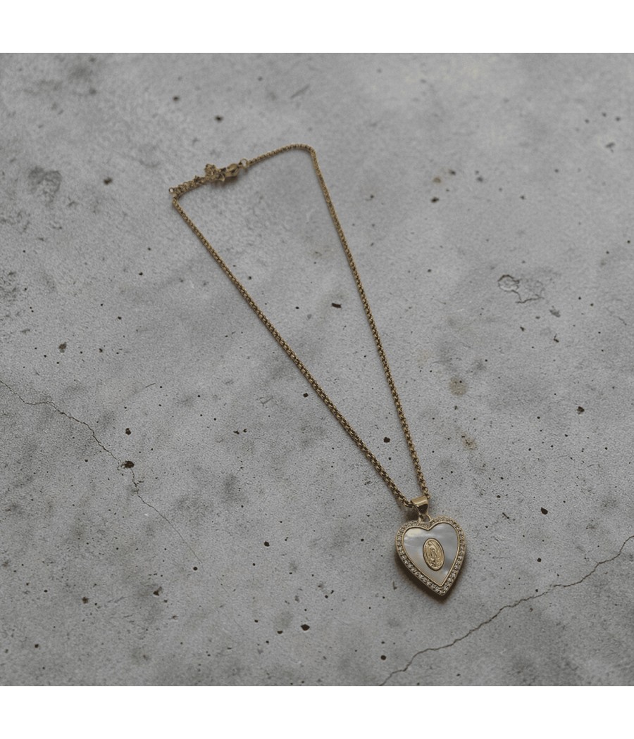 Colar Medalha Coração com Detalhe Religioso