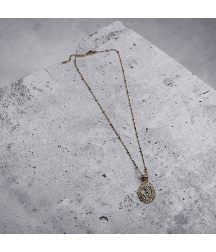 Colar Medalha Oval com Detalhe Religioso