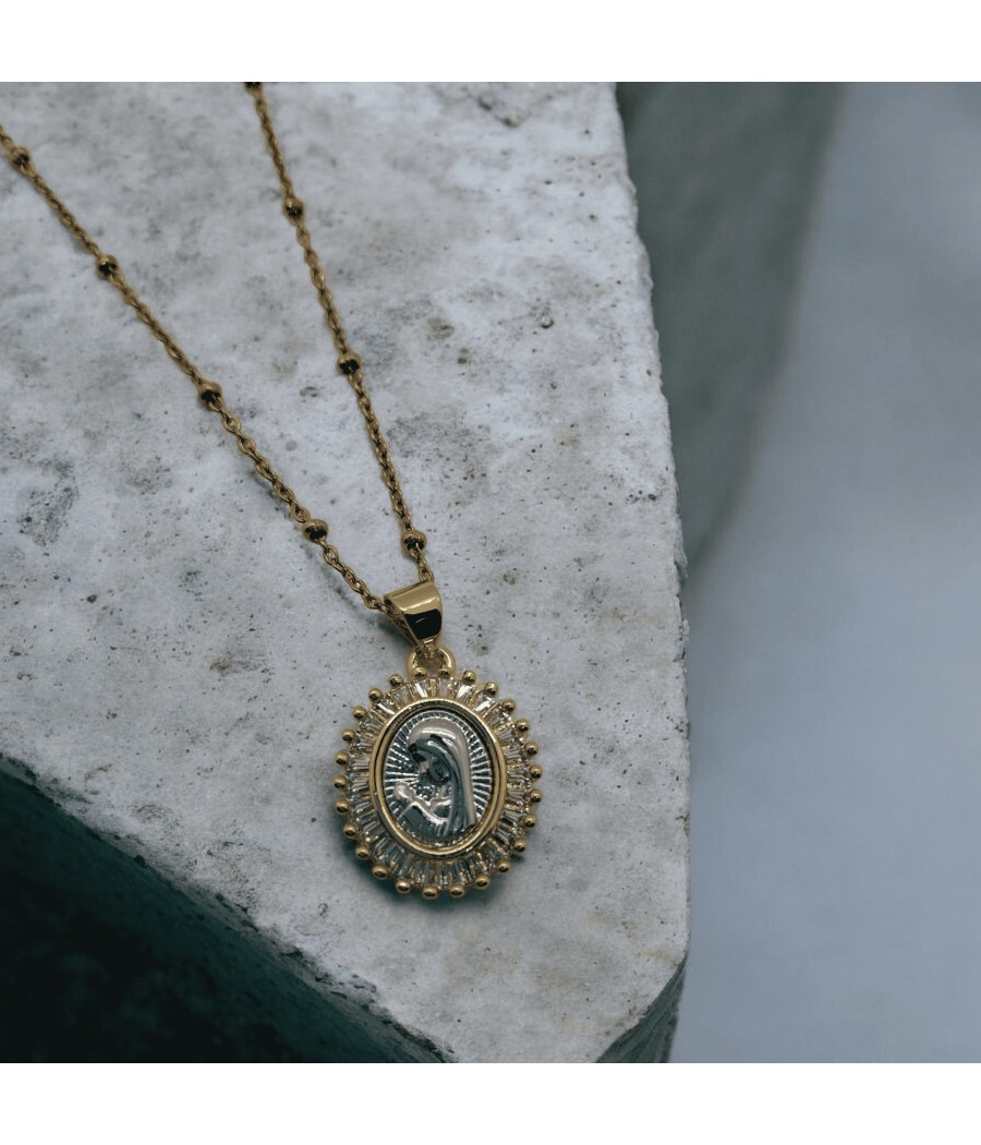 Colar Medalha Oval com Detalhe Religioso